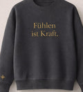 Sweatshirt „Fühlen ist Kraft.“ in Anthrazit mit goldenem Print