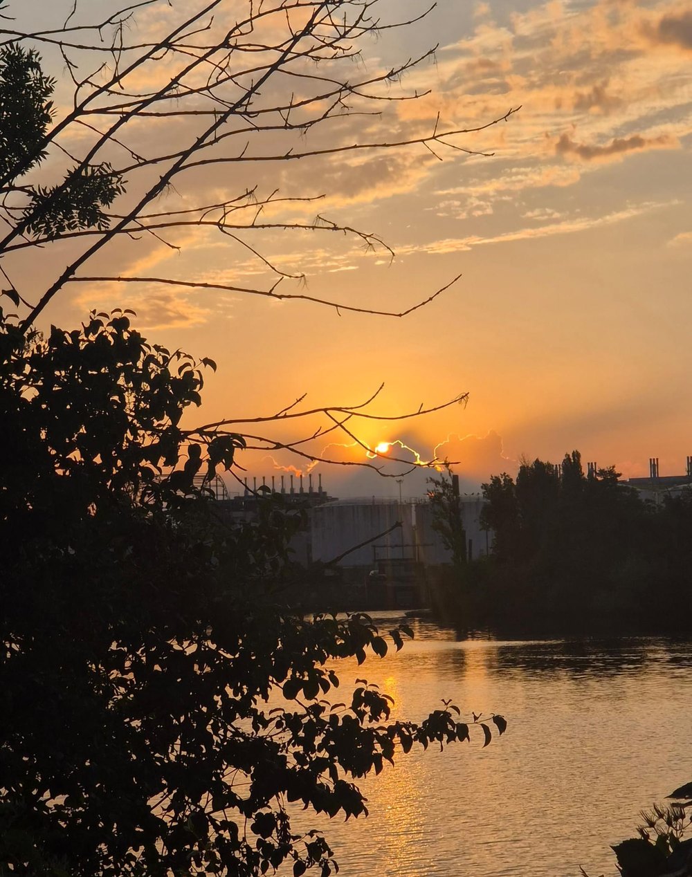 Sonnenuntergang über ruhigem Wasser