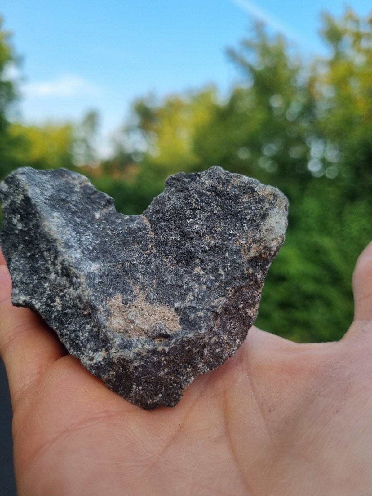 Herzförmiger Stein in einer Hand