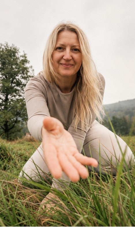 Valentina auf einer Wiese, die Hand einladend ausgestreckt